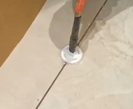 南芬瓷砖空鼓维修公司专业解答瓷砖在铺贴过程中，如果没有涂抹均匀到位的粘结材料（如水泥砂浆或瓷砖胶），可能会导致以下问题
