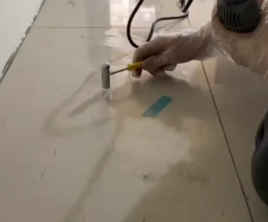 南芬瓷砖开裂维修公司专业分享瓷砖在铺贴前如果没有沥干水分，将会导致以下问题